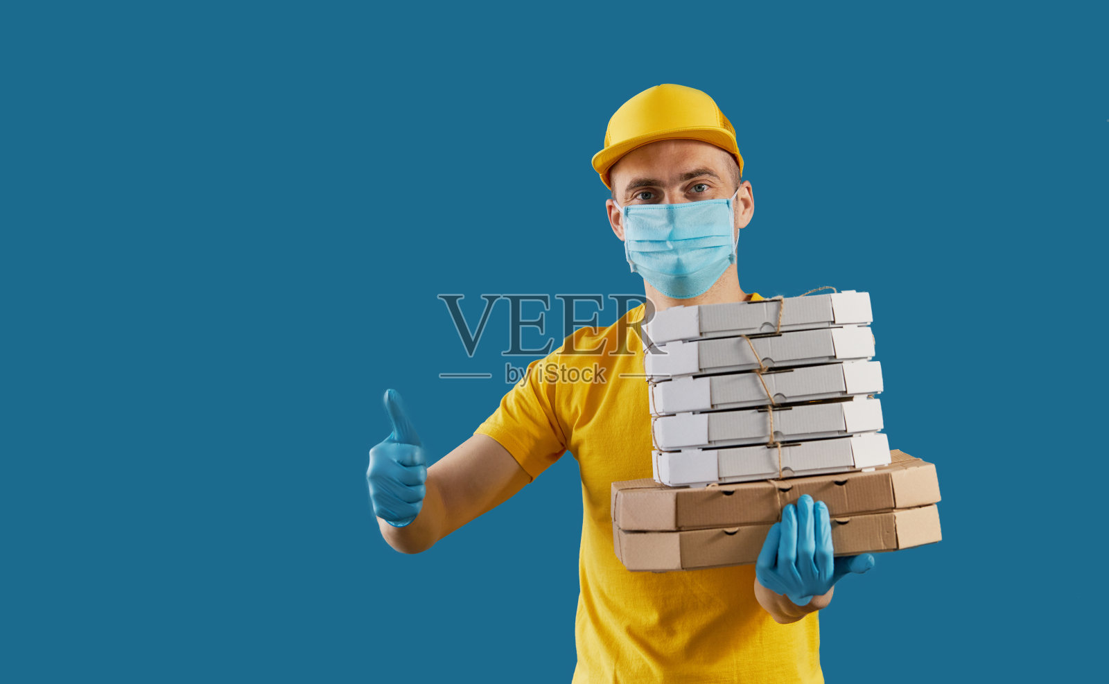 快递员带着防护口罩和医用手套送外卖和咖啡。交付服务处于隔离状态。文本复制空间照片摄影图片