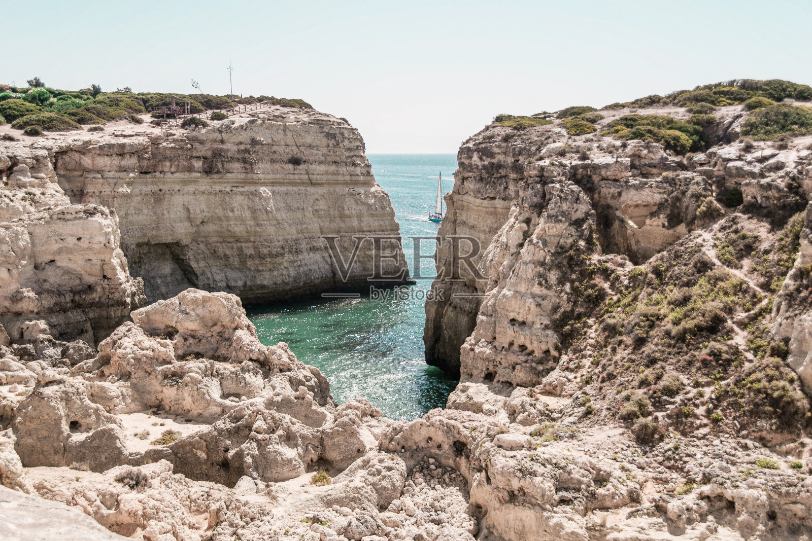 白色的岩石和海洋照片摄影图片