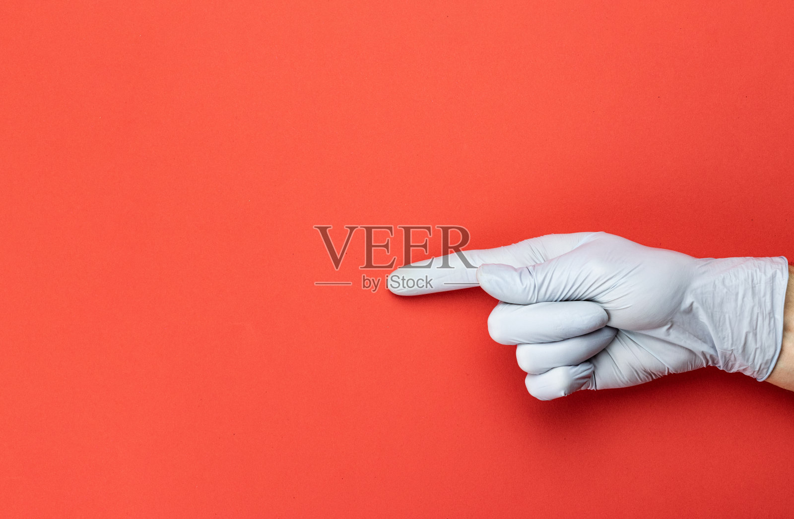 凝胶手医疗红色背景。用实验室手套里的抗菌消毒液洗手。通过经常清洗预防冠状病毒流行。职业安全卫生。照片摄影图片