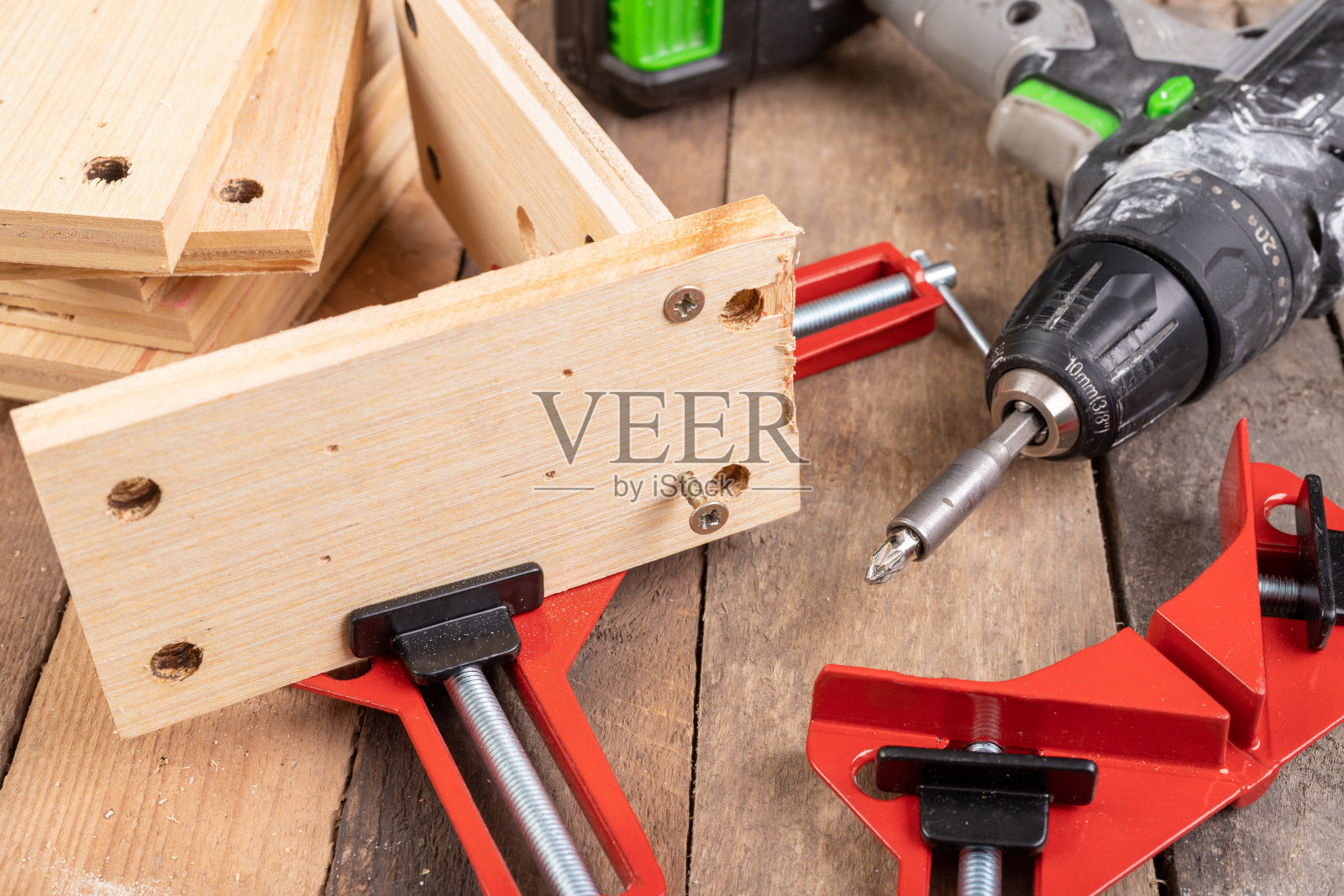 用木工钳连接木头。小木工工作。工作场所——车间。照片摄影图片