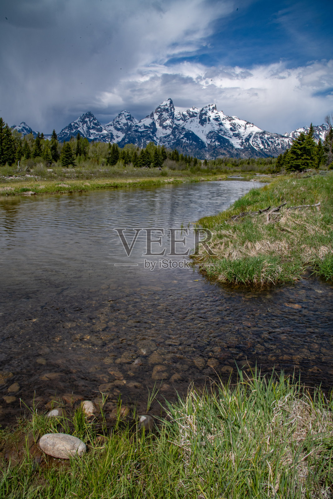 提顿山脉和怀俄明州蛇河的一条支流的倒影照片摄影图片