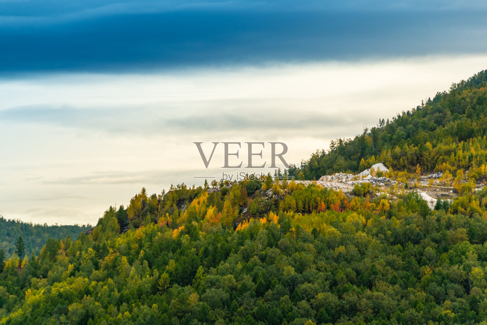 碧蓝多云的天空下，青山和煦，一览山景，山谷适合夏季徒步照片摄影图片
