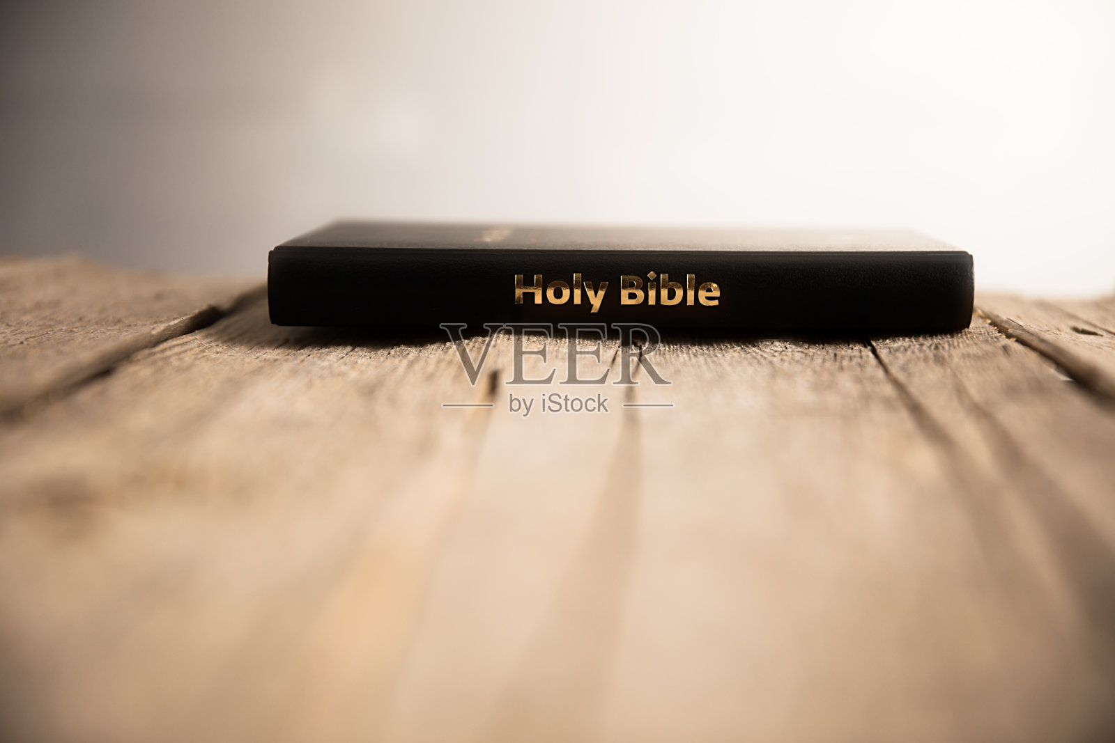 桌上放着圣经照片摄影图片