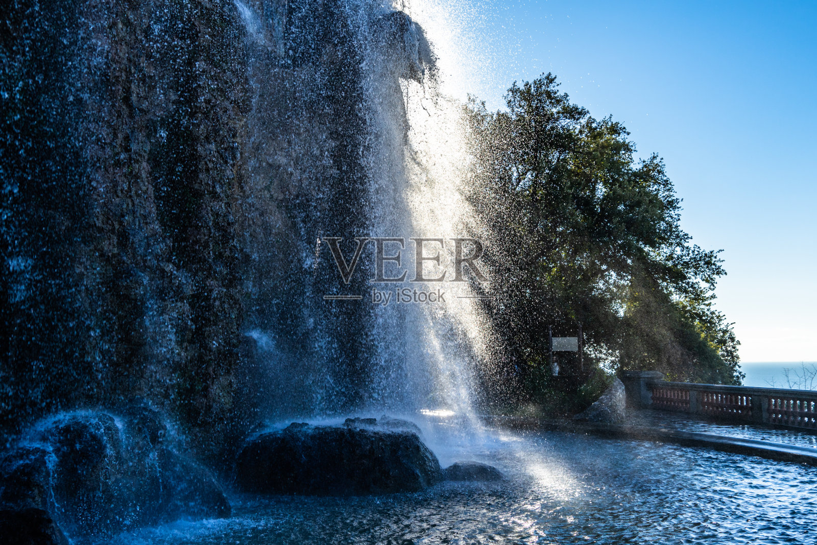 美丽的瀑布在科林杜城堡山，尼斯照片摄影图片