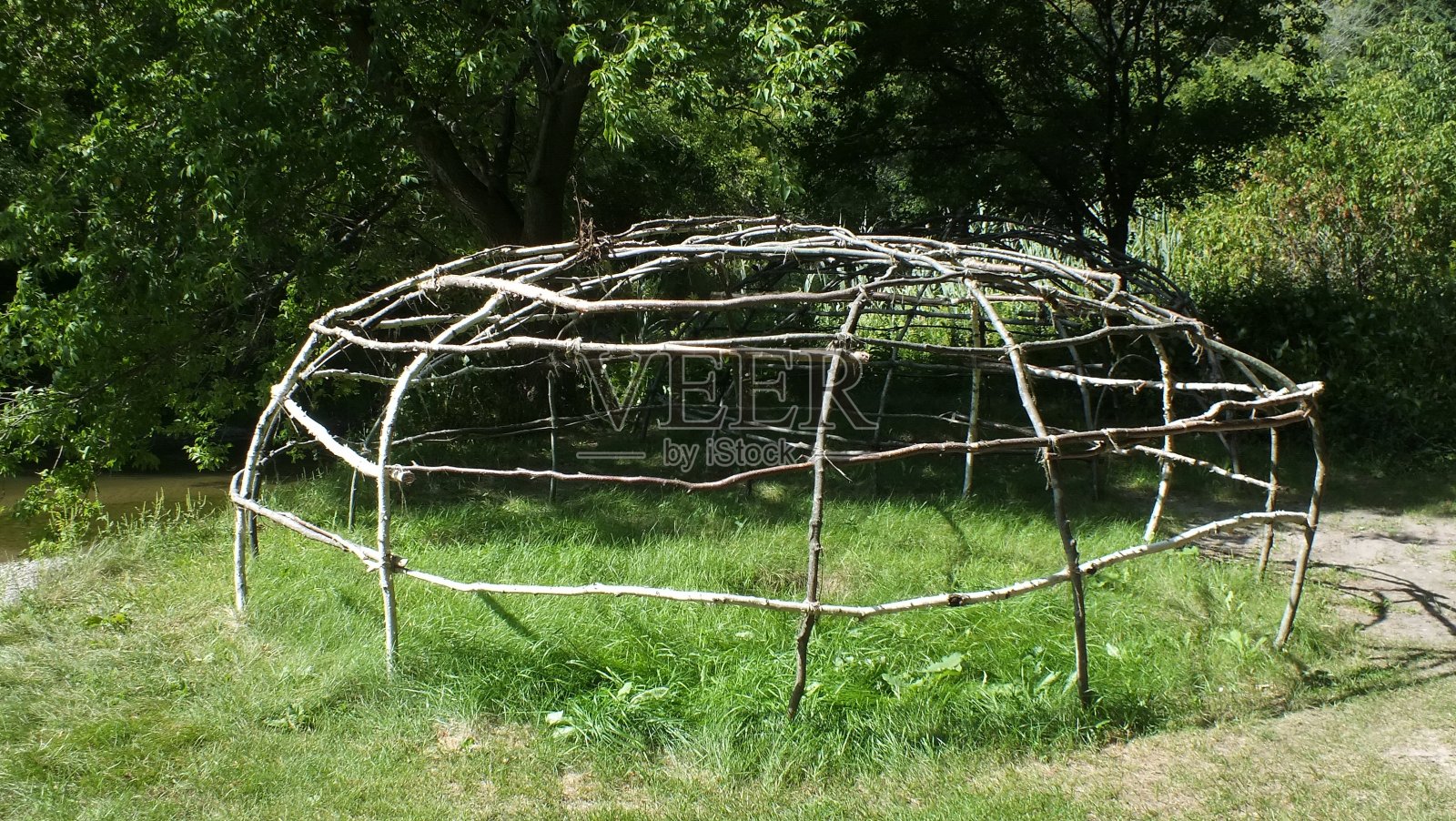 美国印第安人汗屋的框架。照片摄影图片