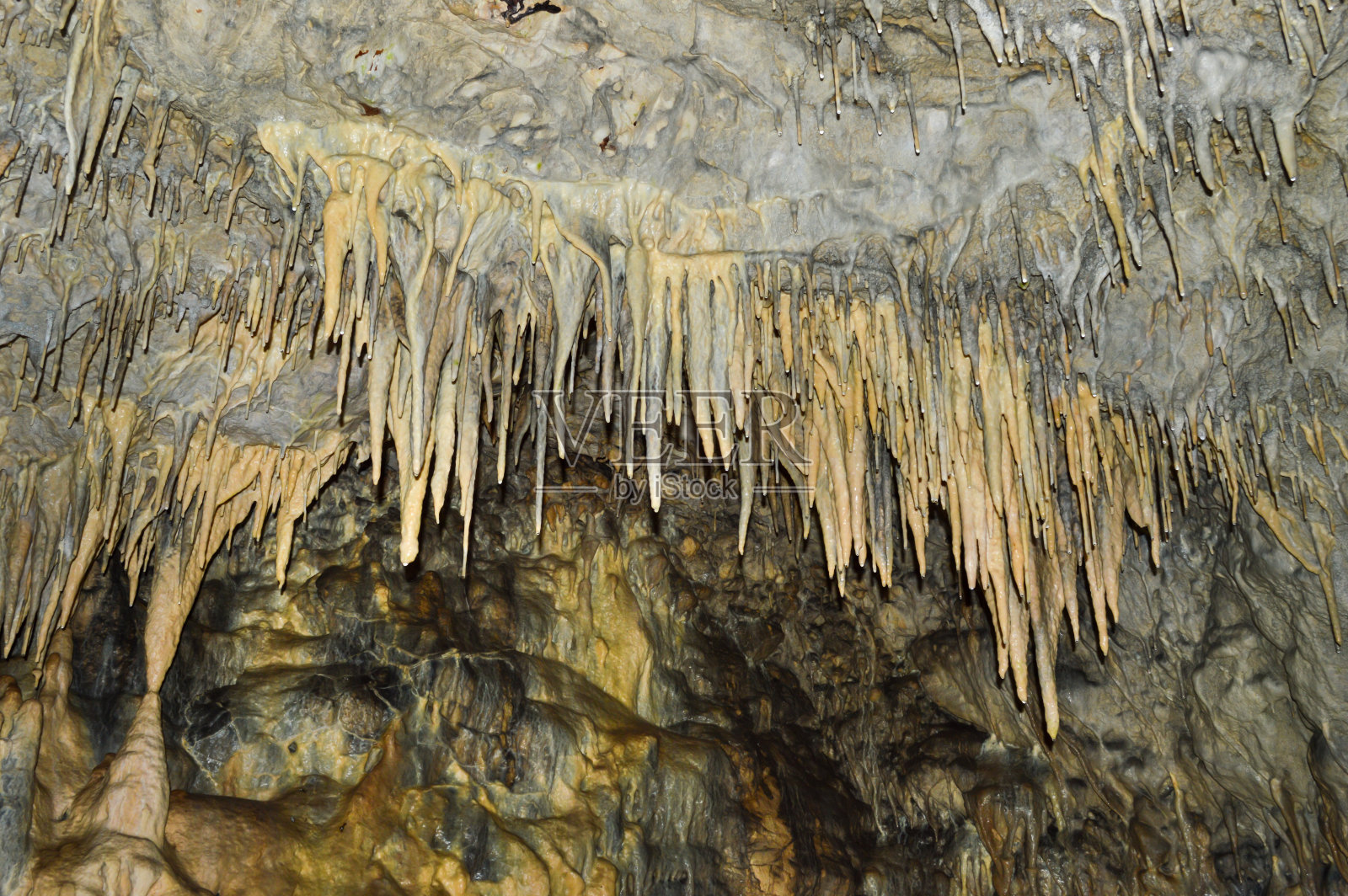 保加利亚Rhodope山的Snezhanka洞穴照片摄影图片