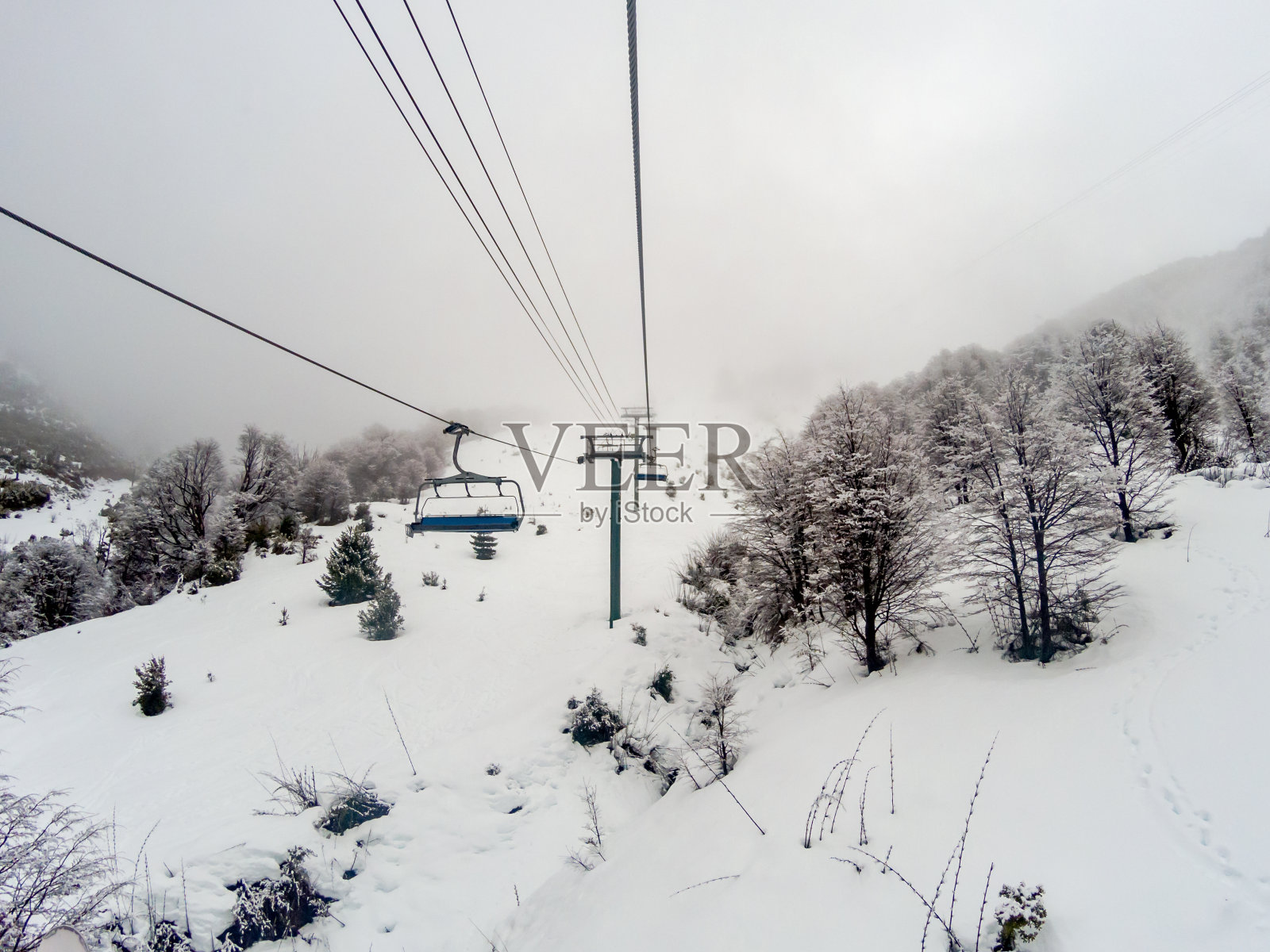 带缆车的滑雪坡道照片摄影图片