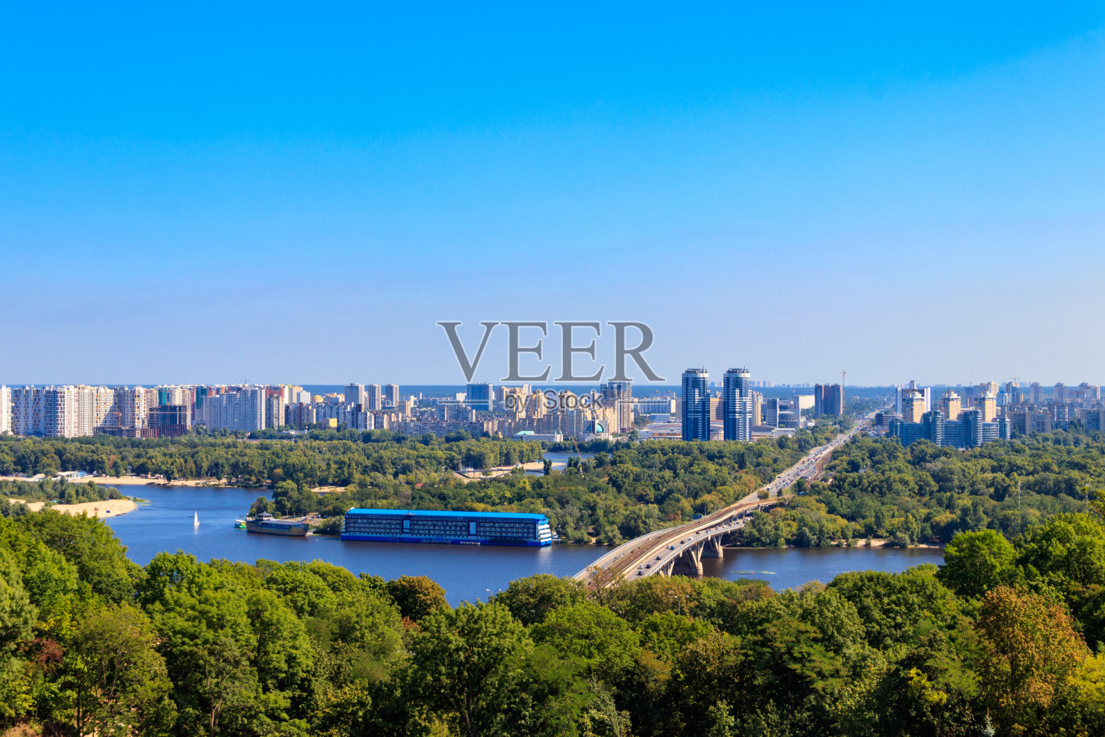 鸟瞰图地铁桥和第聂伯河在基辅，乌克兰。基辅的城市照片摄影图片