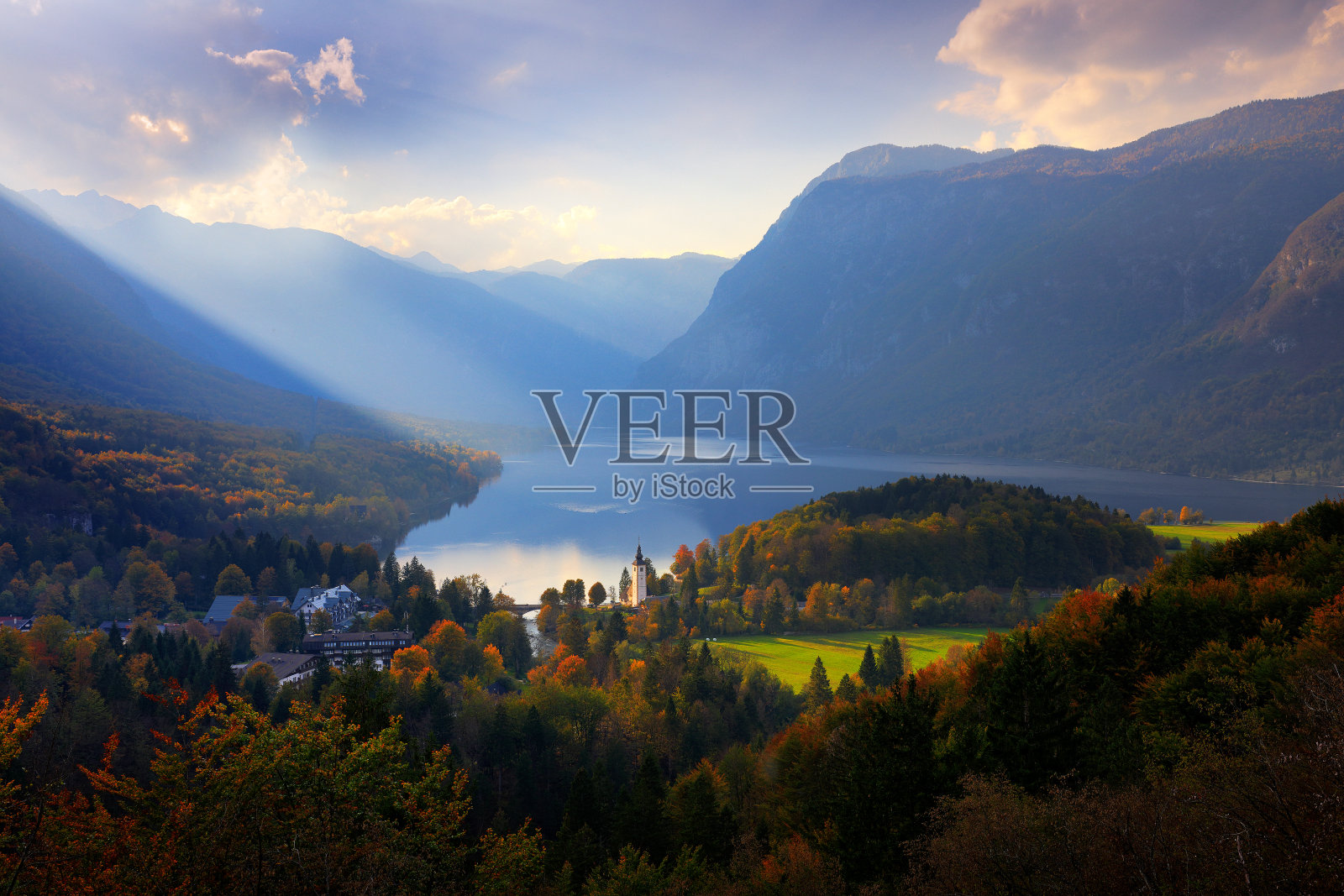 Bohinj湖，Cerkev Sv。Janeza Krstnika, julianalps，斯洛文尼亚。斯洛文尼亚的风景，欧洲的自然。有森林的特里格拉夫山，斯洛文尼亚旅游。美丽的秋天日落。照片摄影图片