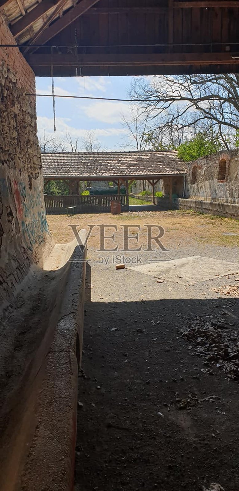 城外的一个老农场照片摄影图片