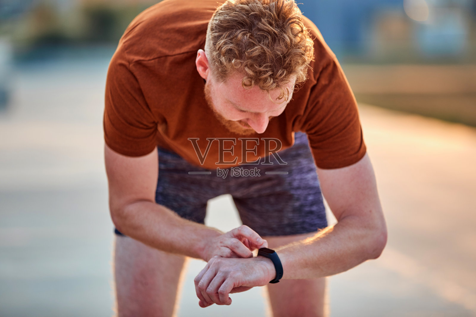 在城市公园里锻炼的现代年轻人。照片摄影图片