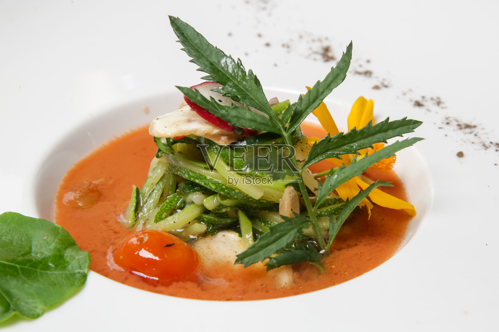 健康的有机番茄汤。现代创意餐厅餐。精致的菜肴，高级时装食品。照片摄影图片