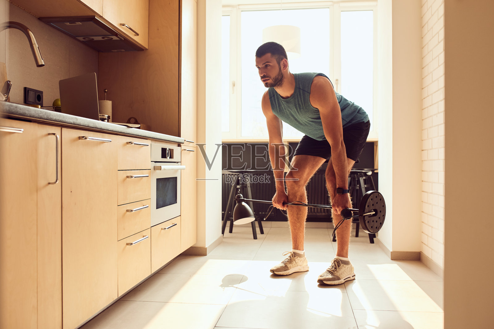 帅气的年轻人正拿着落地灯做运动照片摄影图片