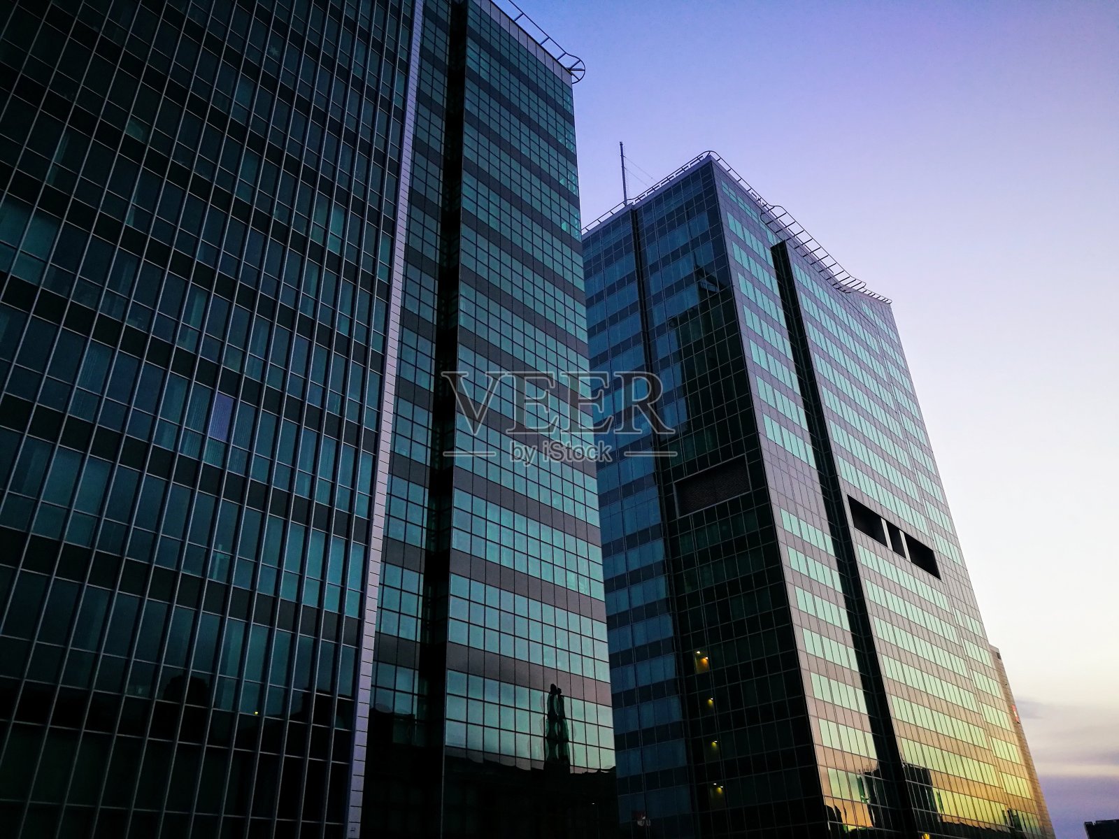 用玻璃和混凝土建造的现代办公大楼照片摄影图片