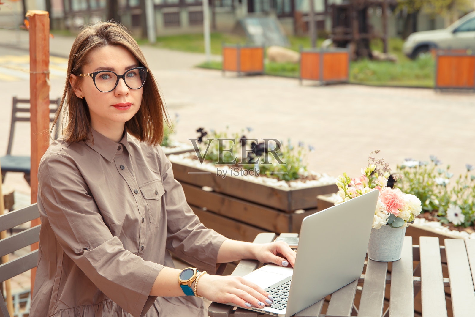 老城里的女商人照片摄影图片