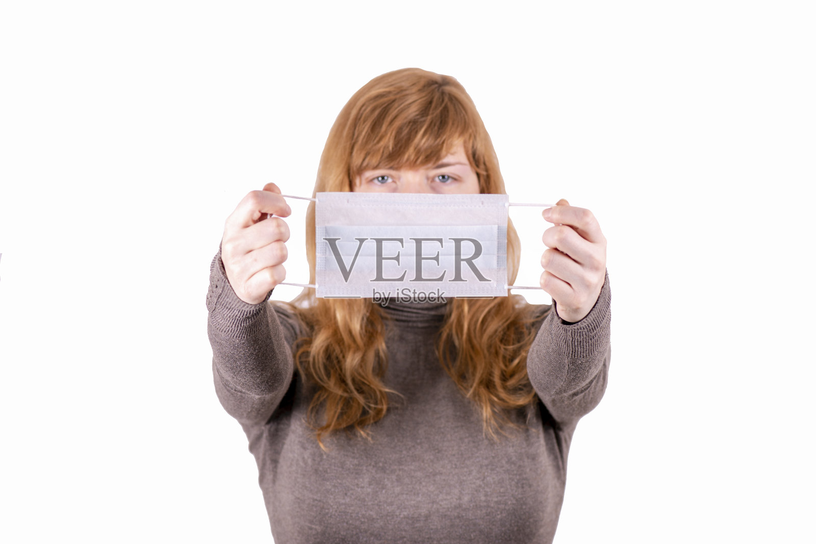 带着医用口罩的女孩照片摄影图片