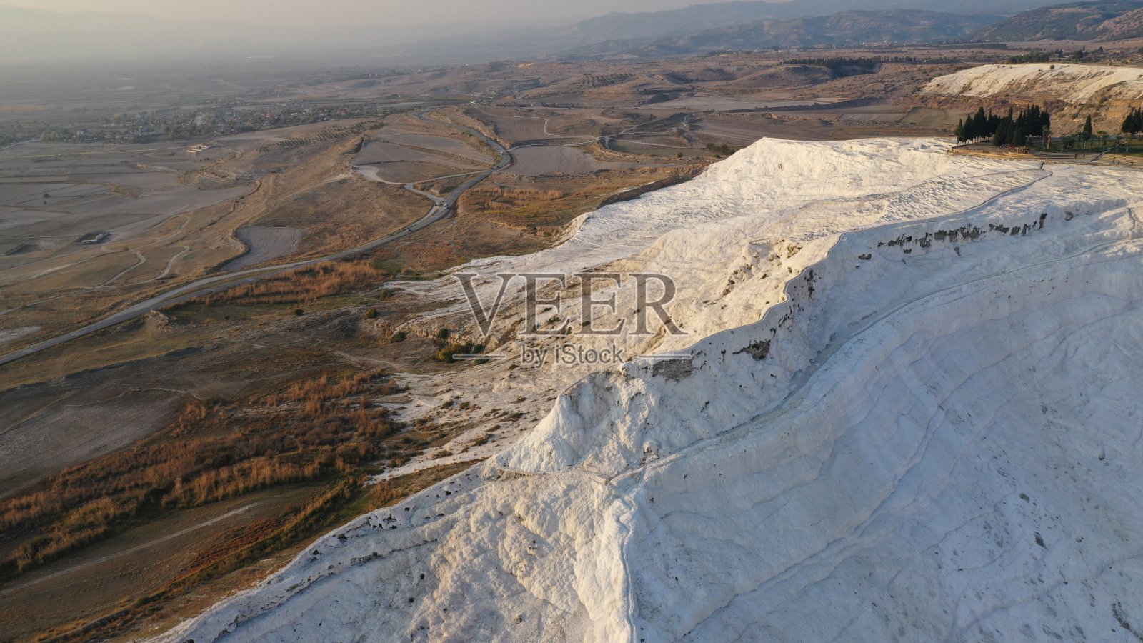 土耳其Pamukkale自然公园的温泉塔华廷梯田，白色棉花城堡，雪白的山与碳酸盐岩矿物乳池鸟瞰图照片摄影图片