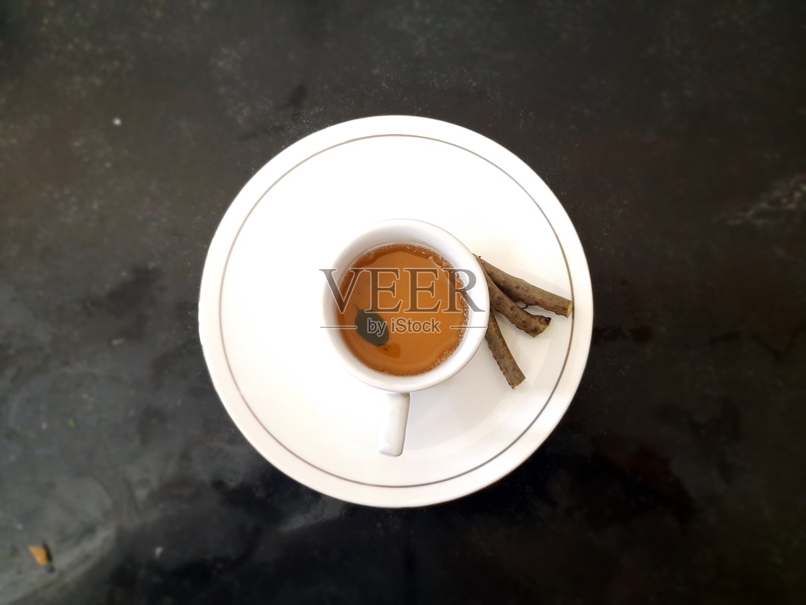 罗勒茶与Tinospora cordifolia/giloy。照片摄影图片