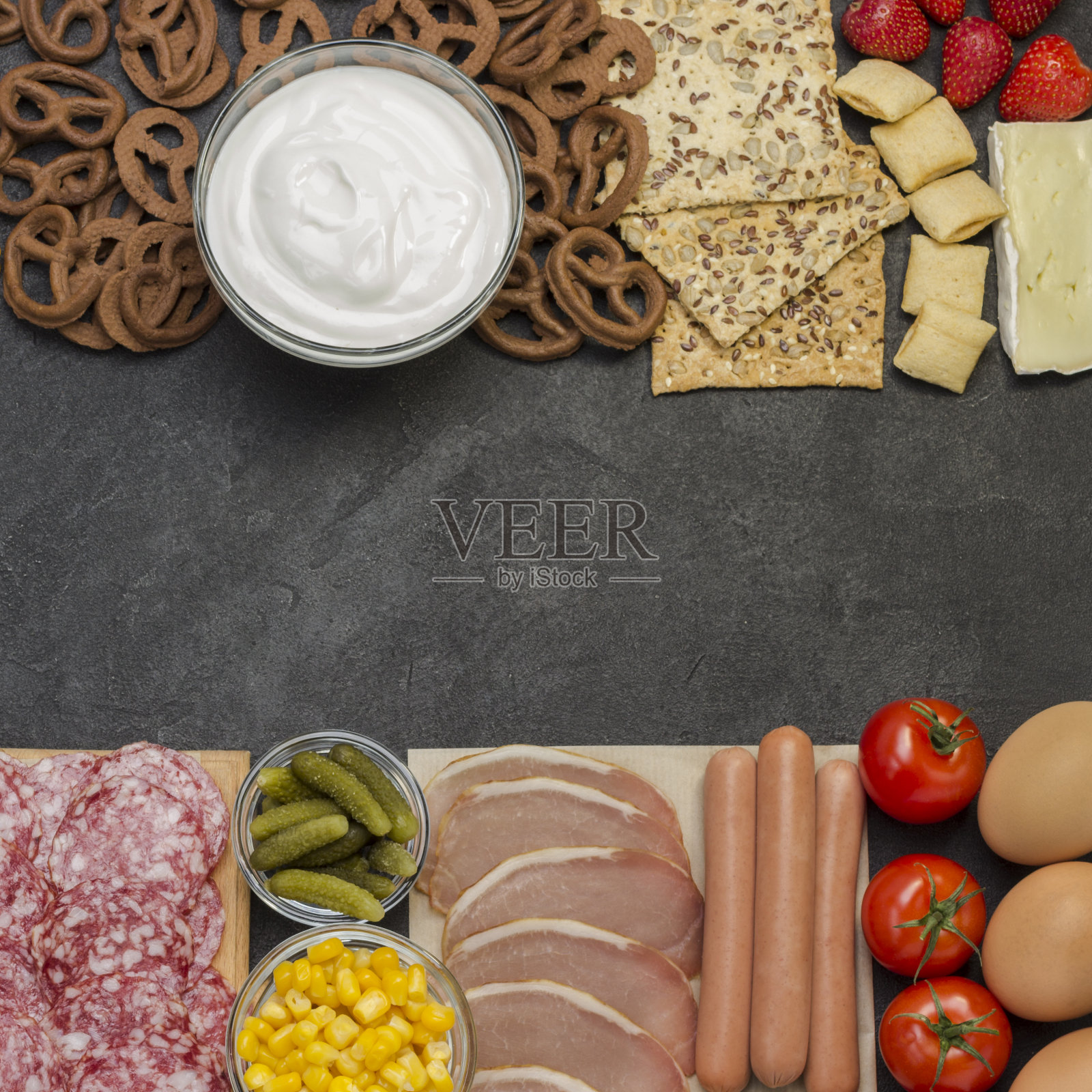 培根、香肠、奶酪、蔬菜、饼干、麦片酸奶:欧洲大陆式早餐的配料照片摄影图片