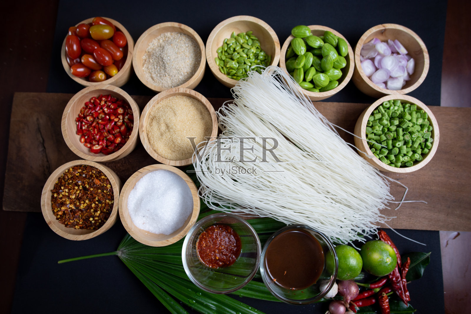 生米粉与香料放在木碗中照片摄影图片