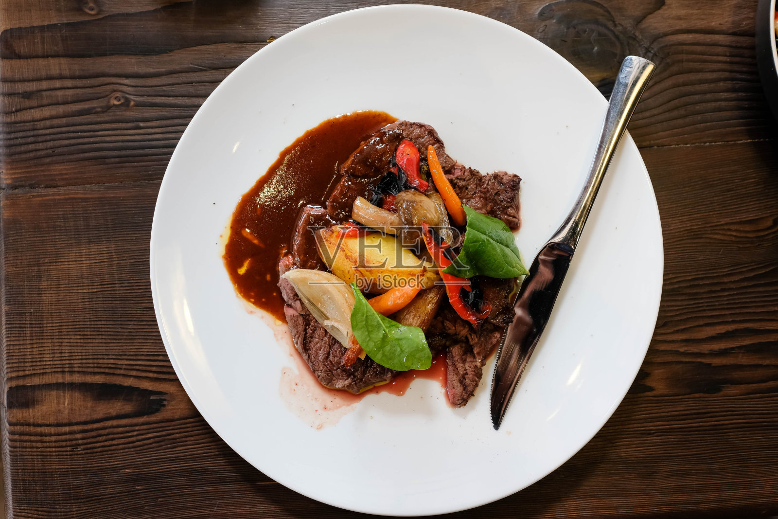 三分熟的上等肋眼牛排配黑酱和蔬菜照片摄影图片