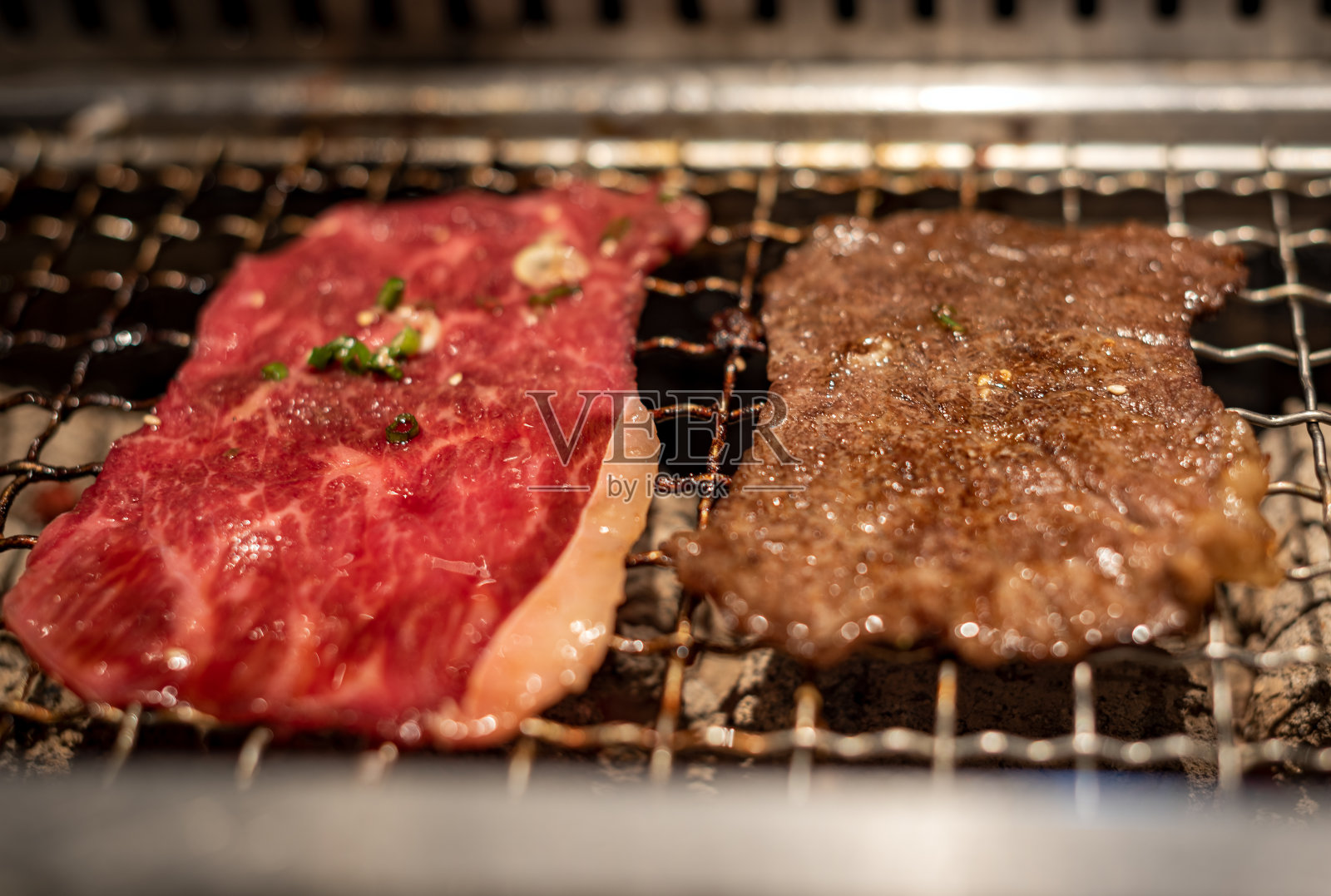 生牛肉和猪肉切片放在烤架上烧烤或日式烧肉照片摄影图片