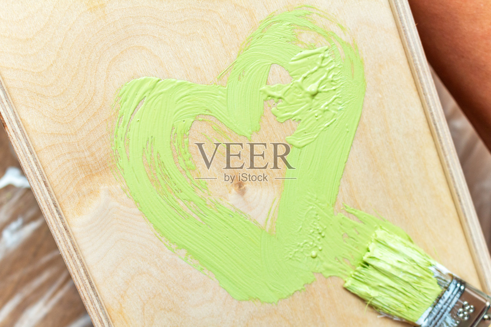 用流苏笔刷在背景上画一个绿色卡其色的木制托盘照片摄影图片