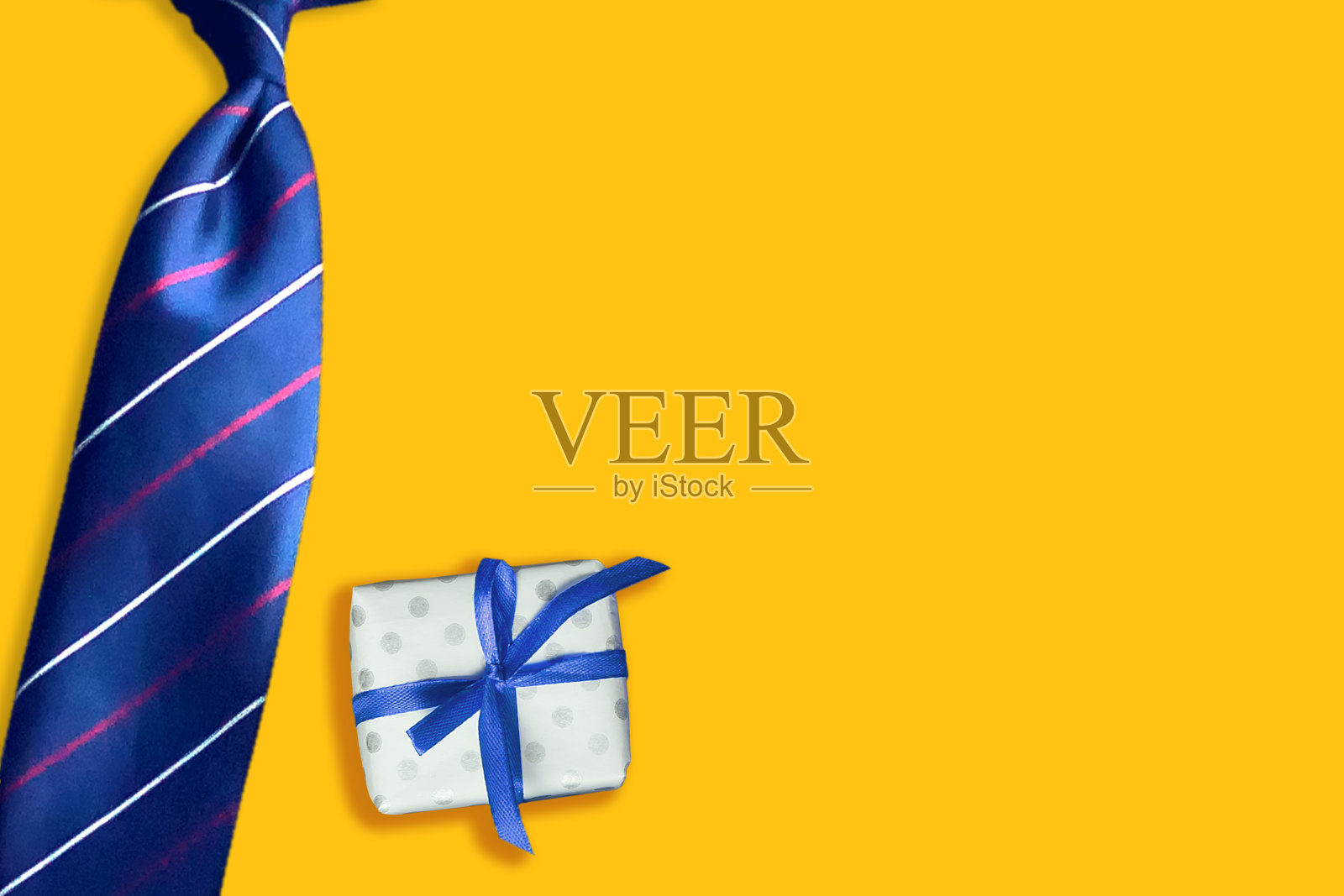 黄色背景的领带和礼物。副本的空间。父亲节快乐背景。贺卡。照片摄影图片