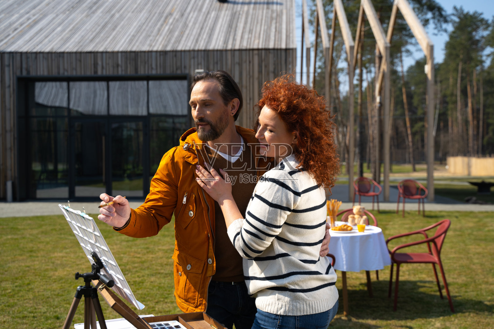 幸福的夫妇在画架上画图画照片摄影图片