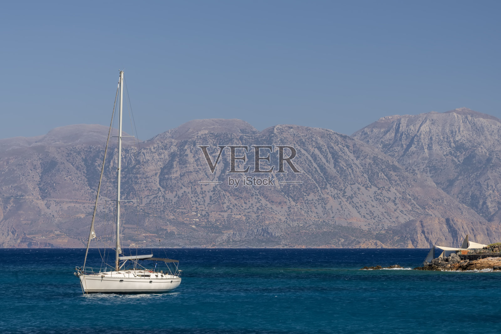 夏日海景从海岸白色游艇和山脉的背景，希腊照片摄影图片
