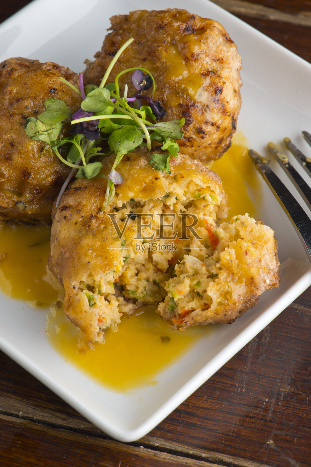 蟹饼配上辛辣的rémoulade酱汁，再配上混合的蔬菜沙拉。经典的美国餐厅开胃菜。照片摄影图片