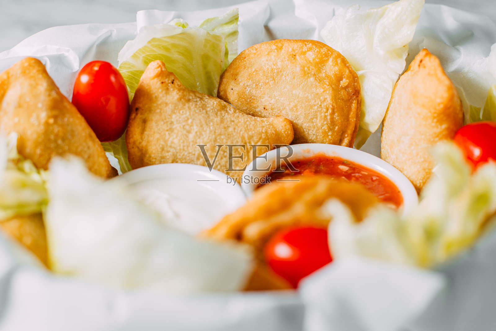 大理石桌上放着肉饼、酱汁和蔬菜照片摄影图片