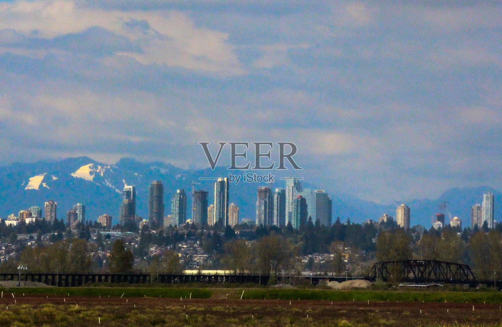 天空映衬下的城市全景照片摄影图片