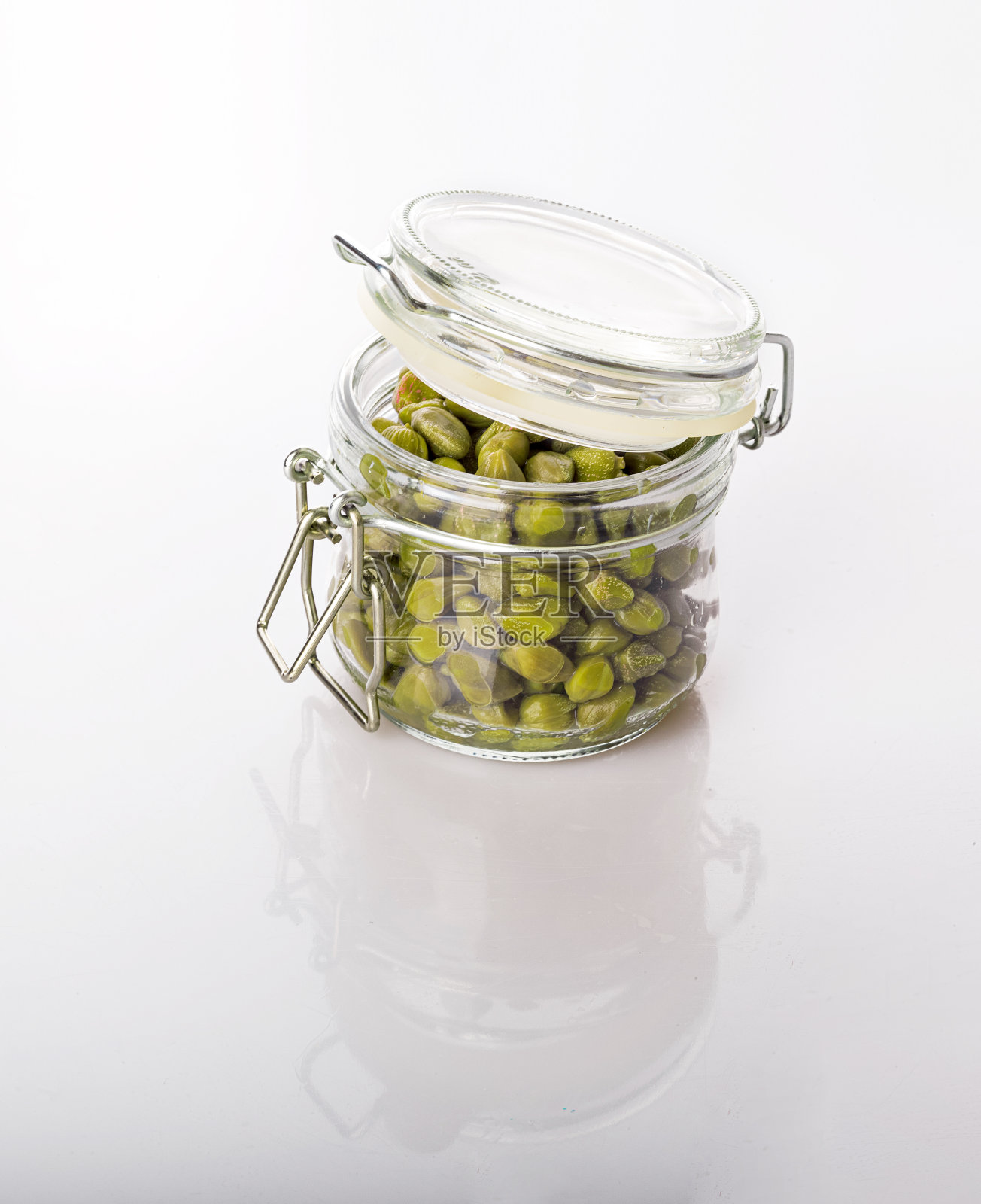 山豆在一个透明的罐子里，孤立在一个白色的背景照片摄影图片