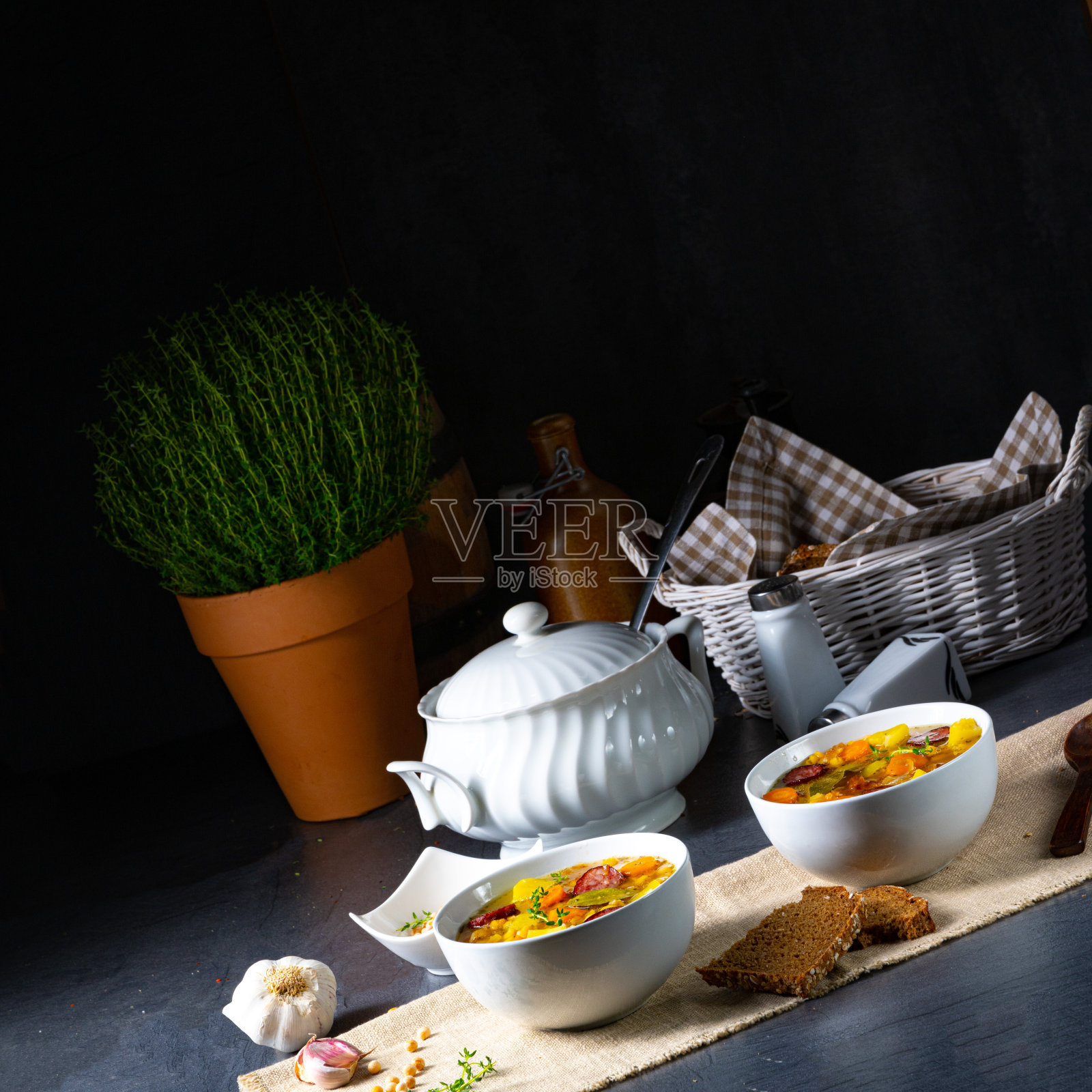 丰盛的豌豆汤后，奶奶rezept照片摄影图片