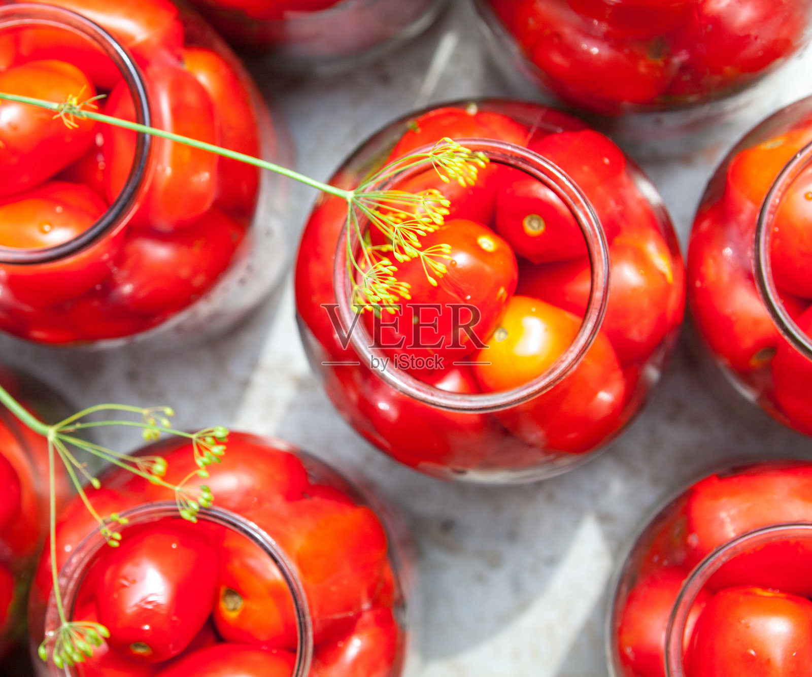 腌制(装罐)西红柿。照片摄影图片