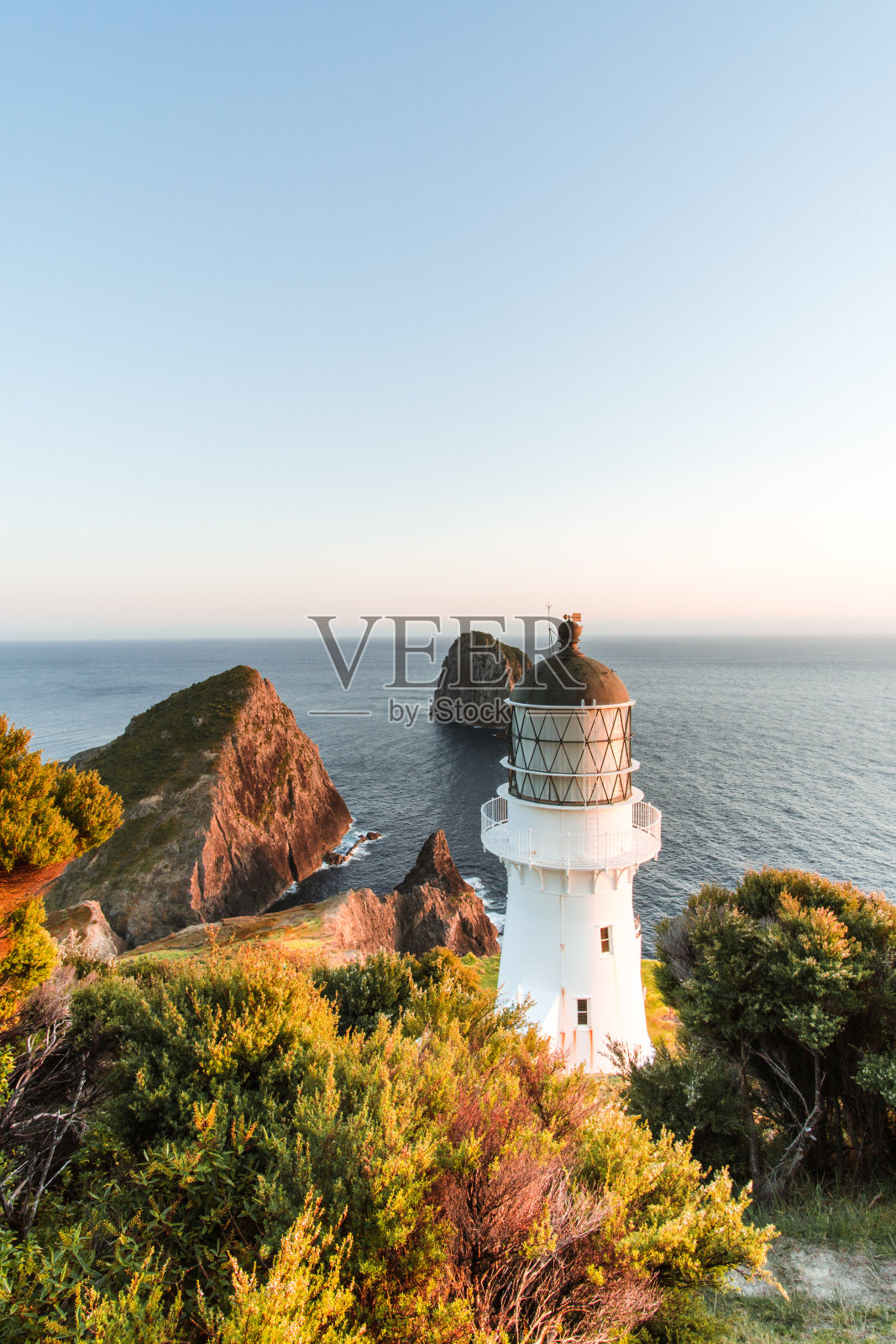 清晨阳光下的布雷特角灯塔照片摄影图片