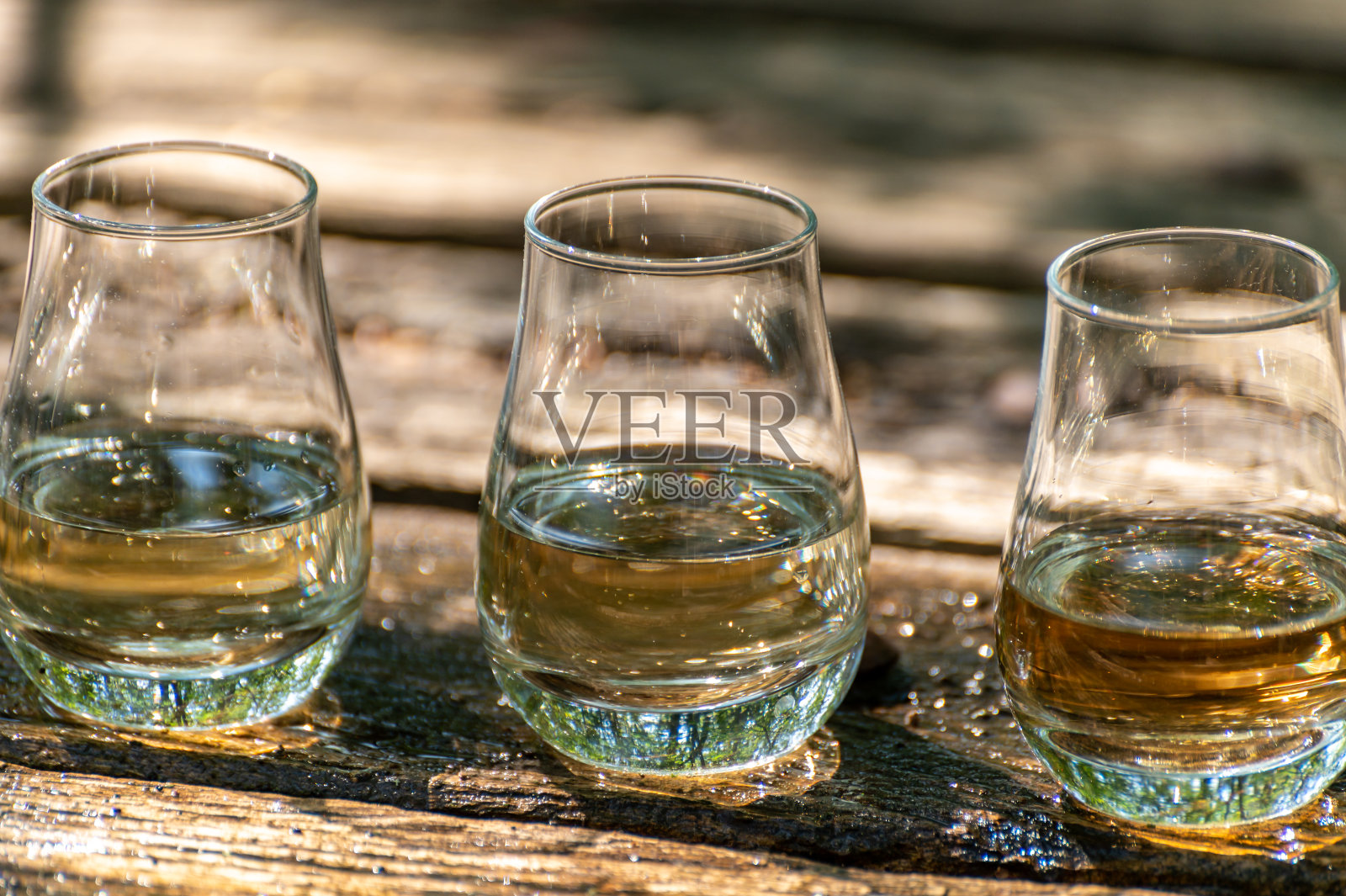 在户外露台品尝不同的苏格兰威士忌，啜饮威士忌照片摄影图片