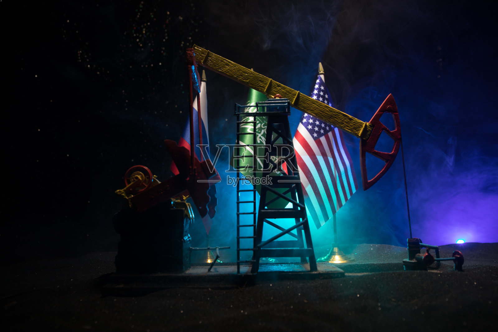 商业对话、石油协议概念：油泵和炼油厂夜间雾景与逆光，能源工业概念照片摄影图片