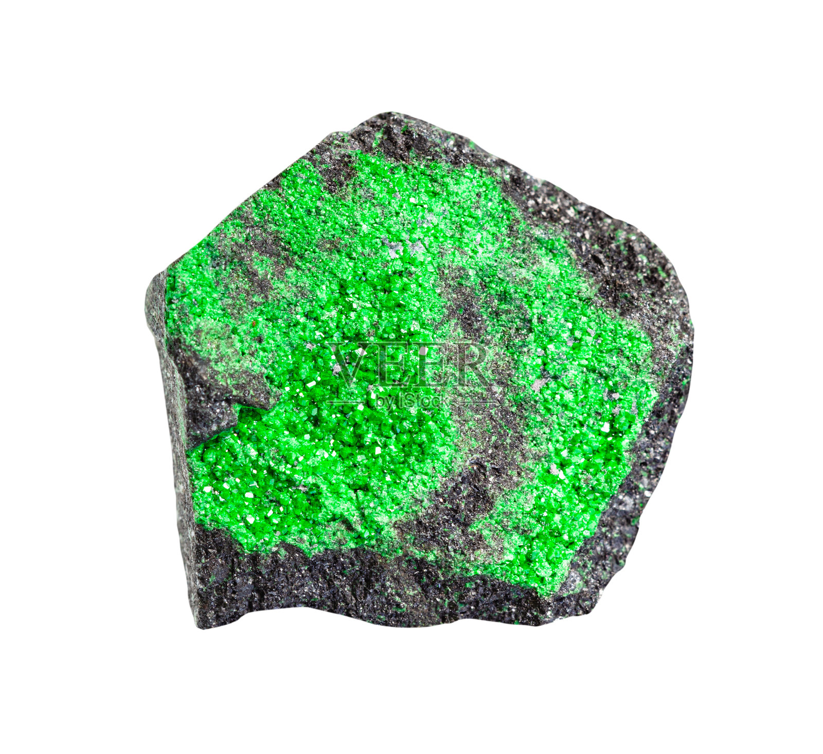 Uvarovite(绿色石榴石)在岩石上分离照片摄影图片