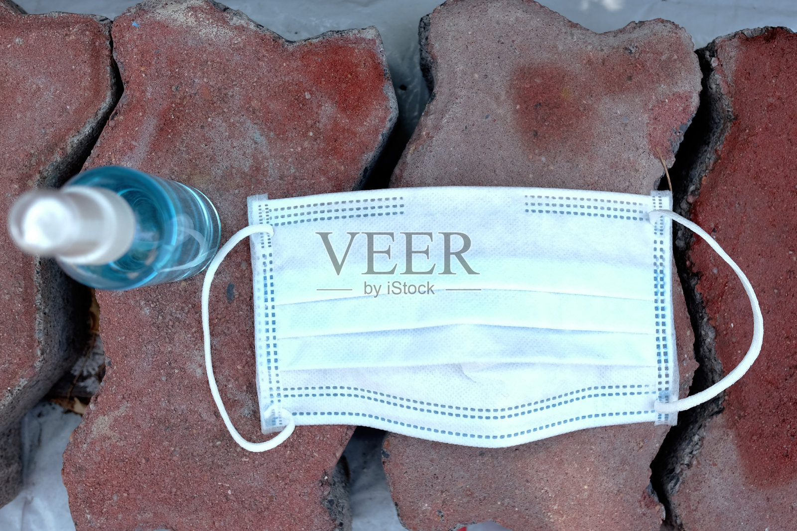 在自然花园中，使用卫生口罩和乙醇或酒精喷雾洗手，可以有效减少人类手上的甲型流感病毒。健康与Covid-19病毒流行概念。照片摄影图片