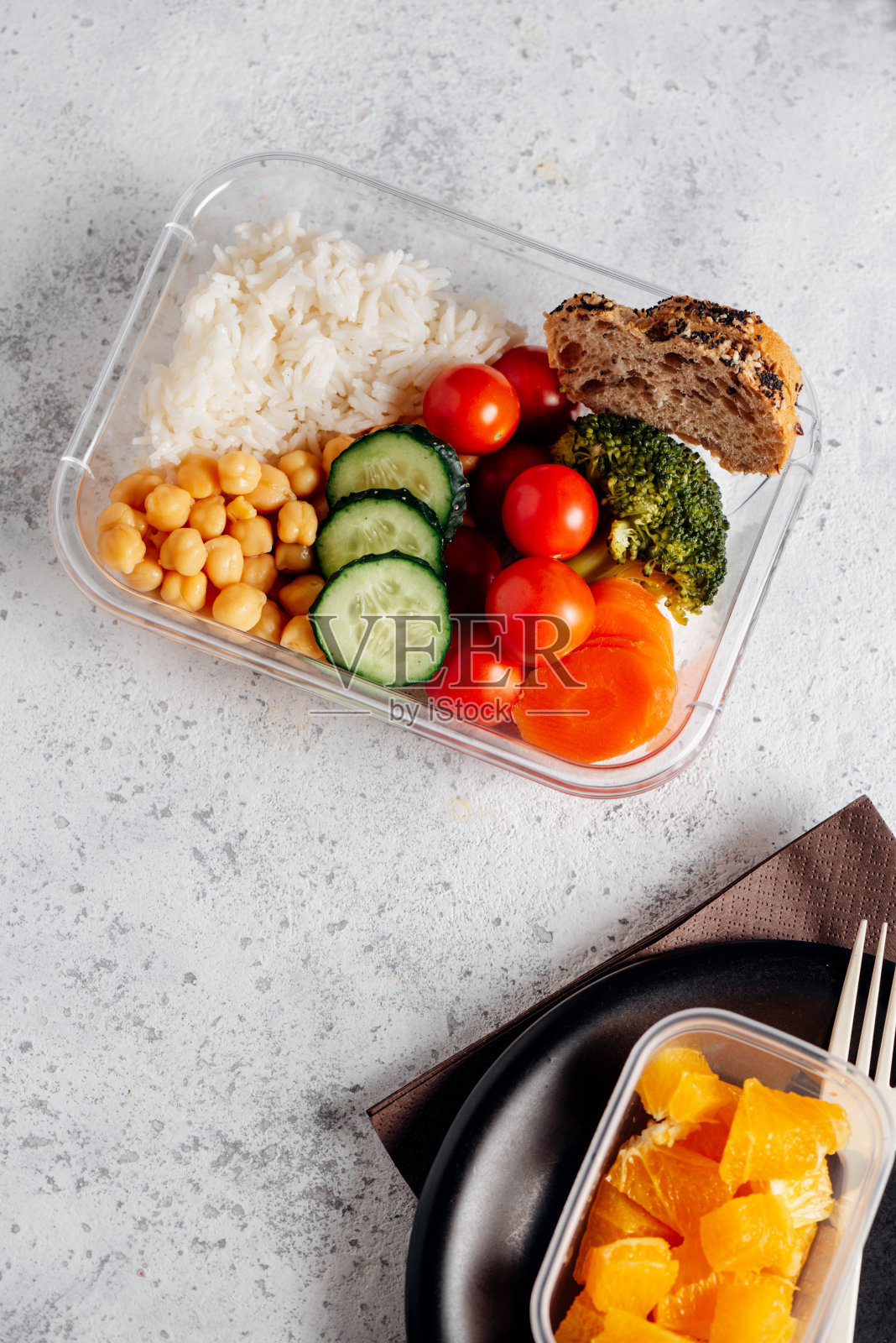 健康食品在午餐盒，在工作桌上与工作元素照片摄影图片