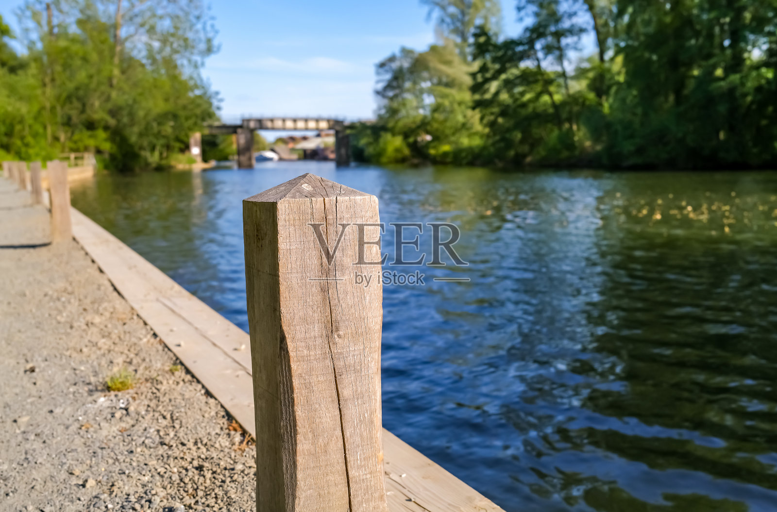 沃克斯汉姆的布尔河上的木制系泊柱照片摄影图片