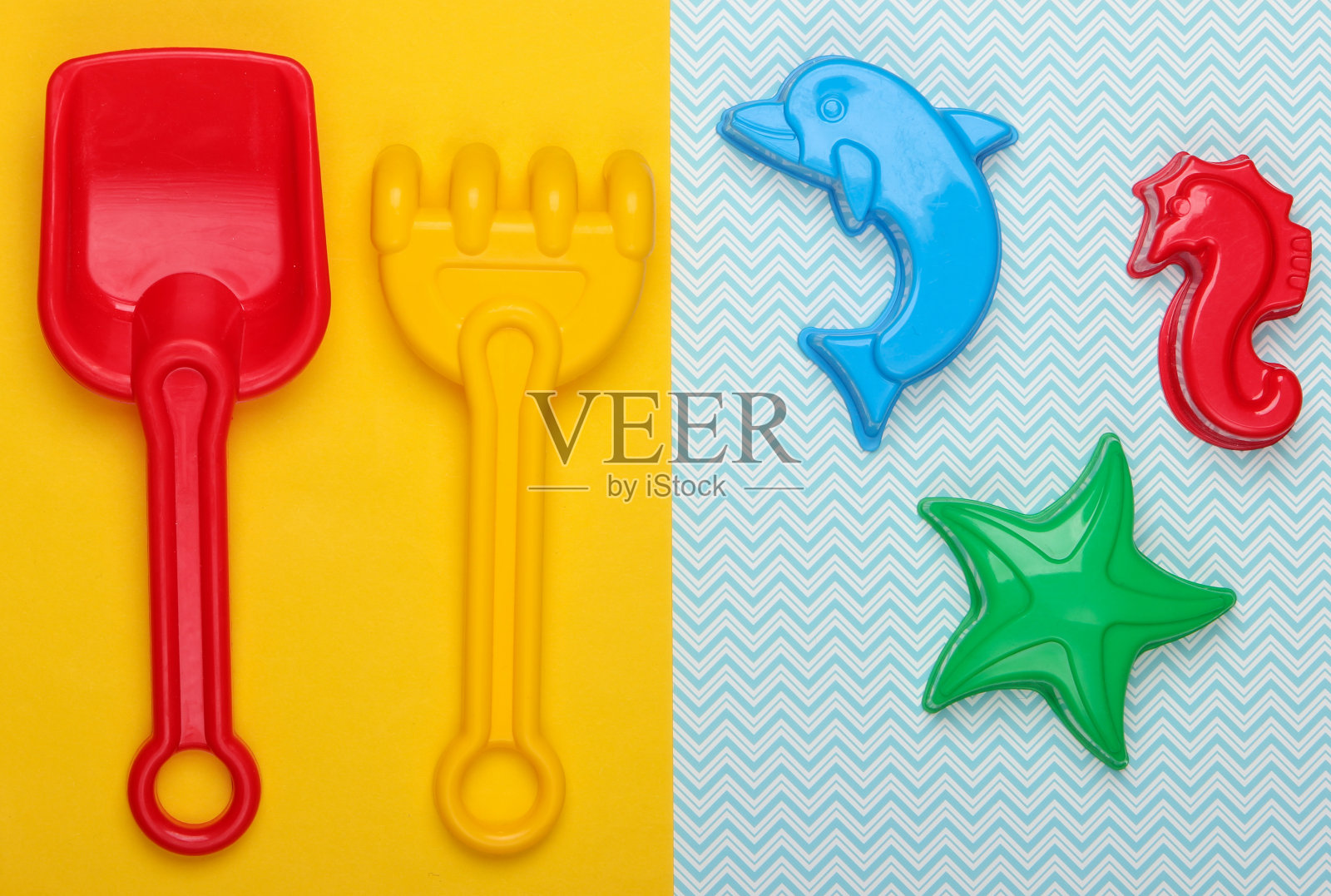 儿童沙滩玩具或沙盒玩具的彩色背景。俯视图照片摄影图片