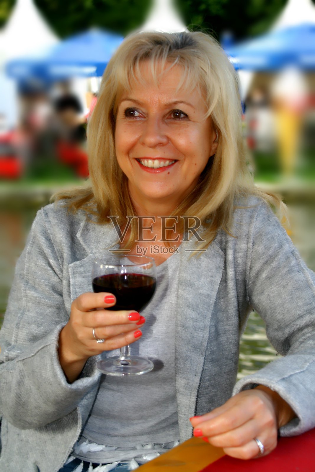 一个有魅力的女人拿着一杯红酒的肖像照片摄影图片