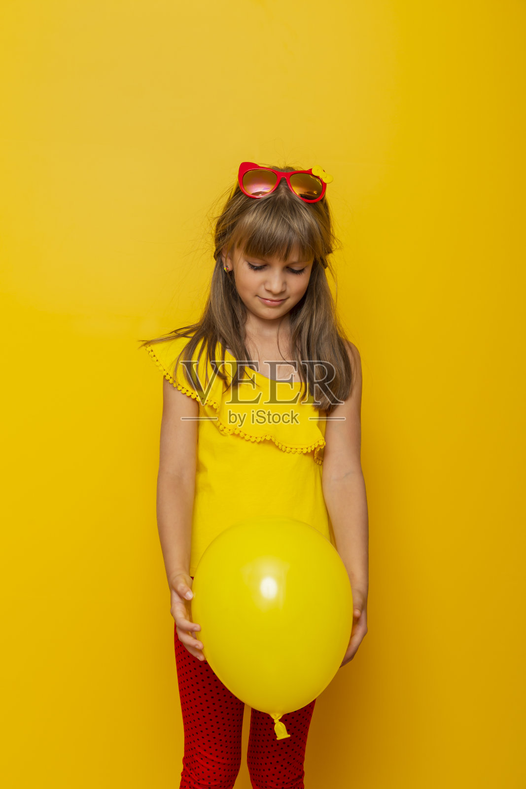 小女孩拿着一个气球照片摄影图片