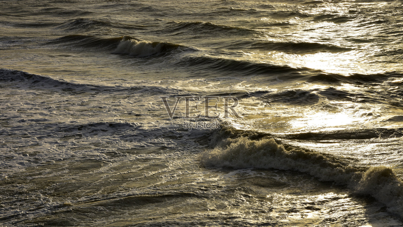 日落时的海浪。夏天阳光充足的背景。照片摄影图片