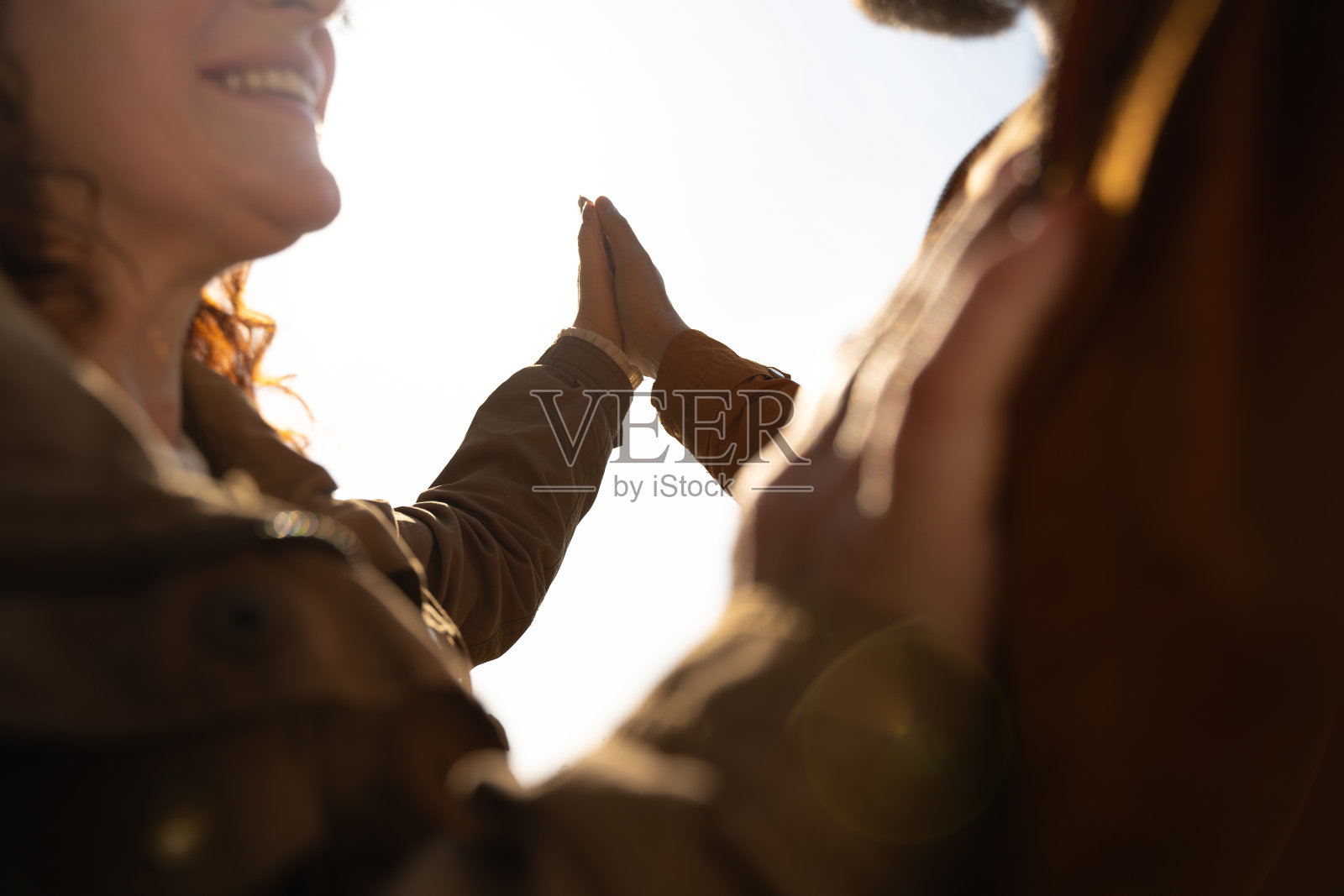 幸福的夫妻携手共进照片摄影图片