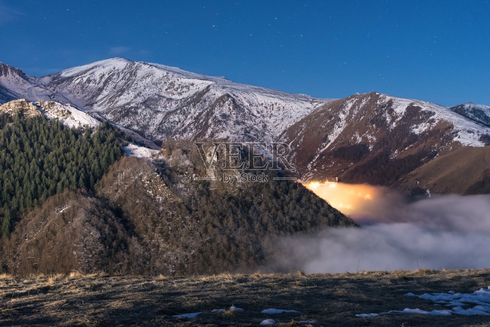 意大利阿尔卑斯山脉的皮埃蒙特夜间普拉托照片摄影图片