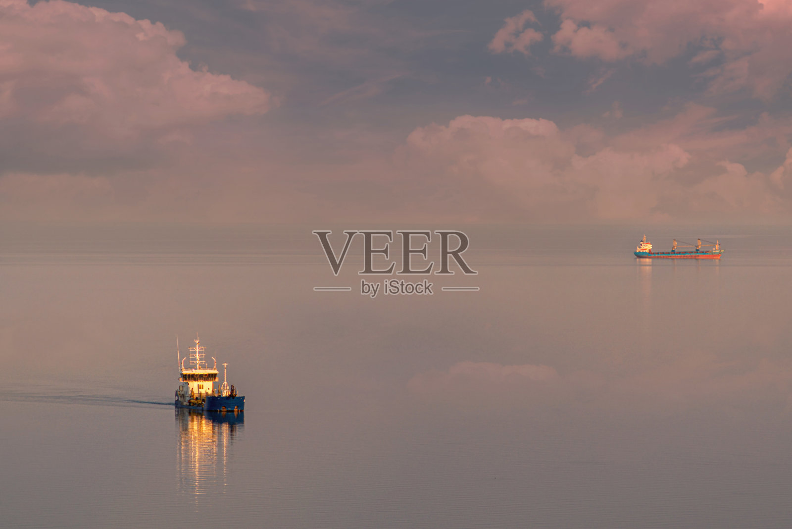 国际集装箱货船在远洋、货运、海运、海运照片摄影图片